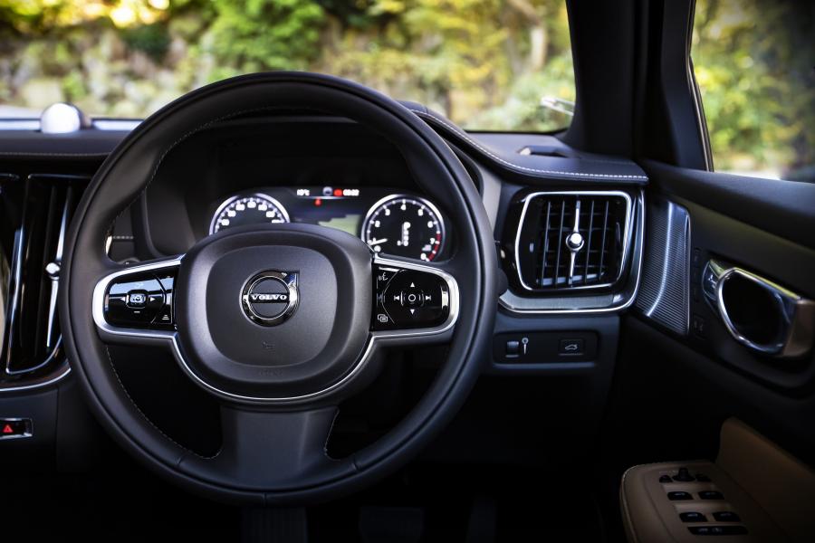 Панель приборов Volvo S60 T5 R-Design 2019 года  (JP) (фото 2 из 33)